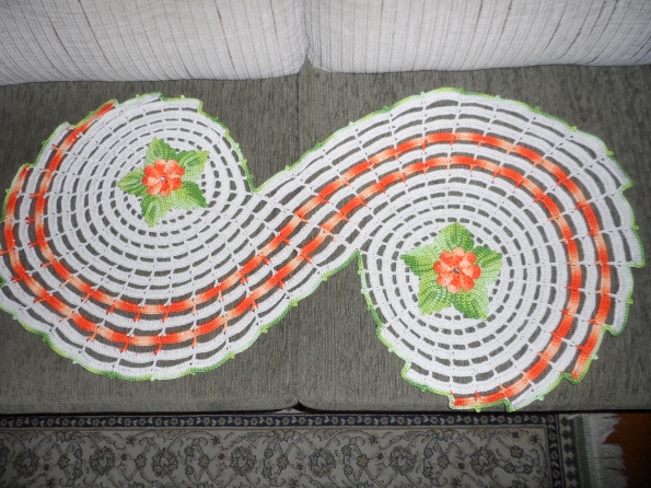 Trilho espiral em croche ou Tapete. Tamanho 1,00 x 0,50cm Preço R$ 60,00 + frete Prazo entrega 10 dias Pode ser feito em outras cores.